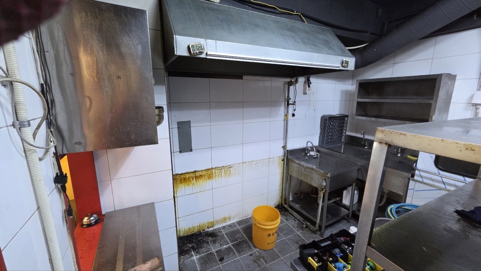 부산 동래 식당 후드와 주방 타일 청소 현장
